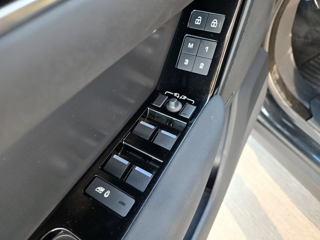 Used 2025 Land Rover Range Rover Velar Dynamic SE AWD/4WD image 33