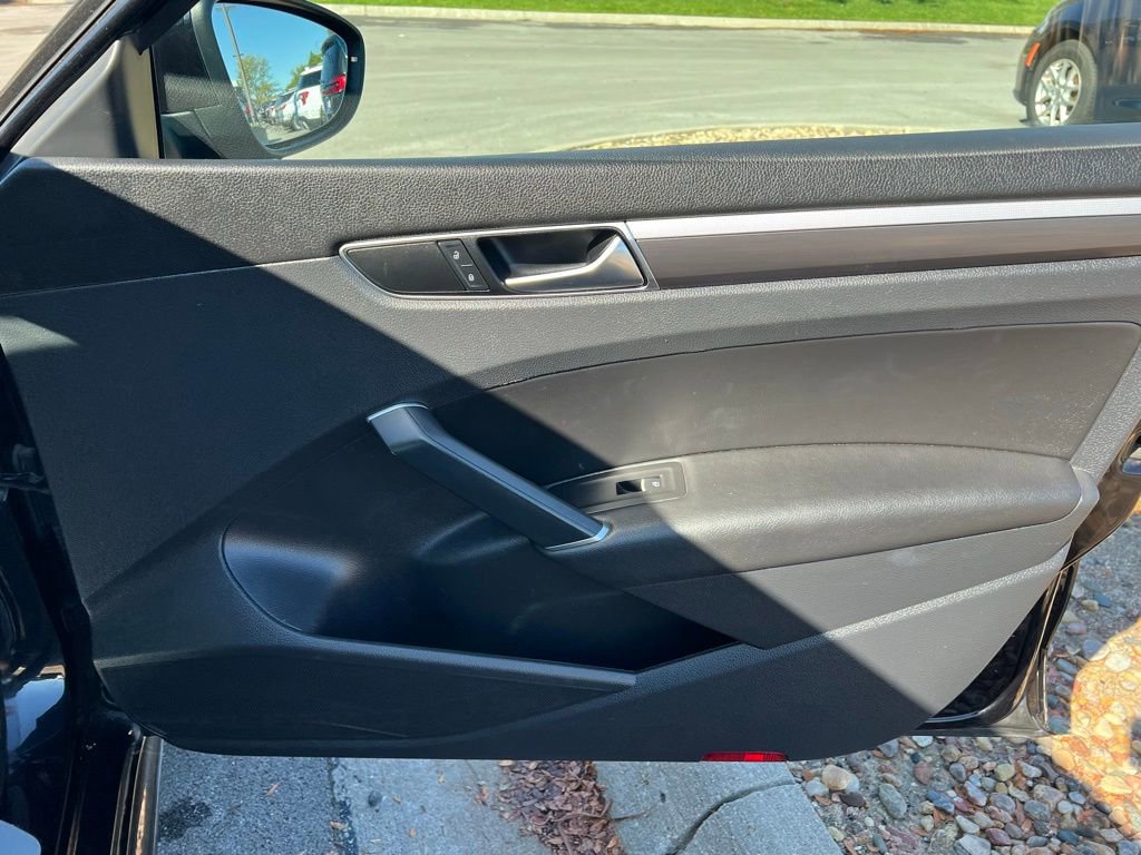 Used 2017 Volkswagen Passat 1.8T R-Line image 27