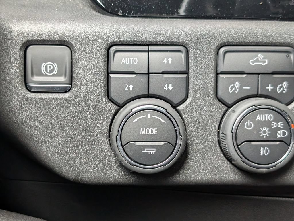 Used 2025 Chevrolet Silverado 1500 LT Trail Boss w/ Dark Appearance Package AWD/4WD image 29