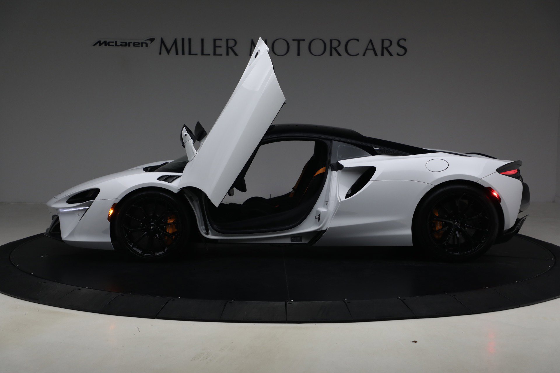Used 2023 McLaren Artura image 15