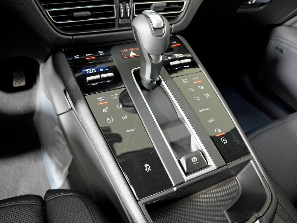 Certified 2026 Porsche Macan AWD/4WD image 27