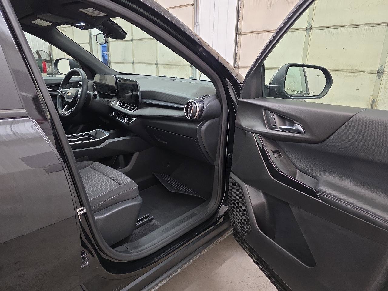 Used 2025 Chevrolet Equinox LT image 45