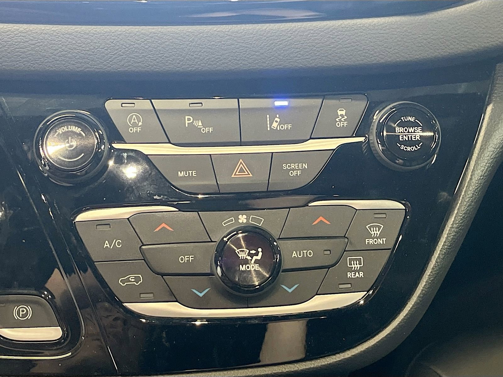 Used 2026 Chrysler Pacifica Select image 15