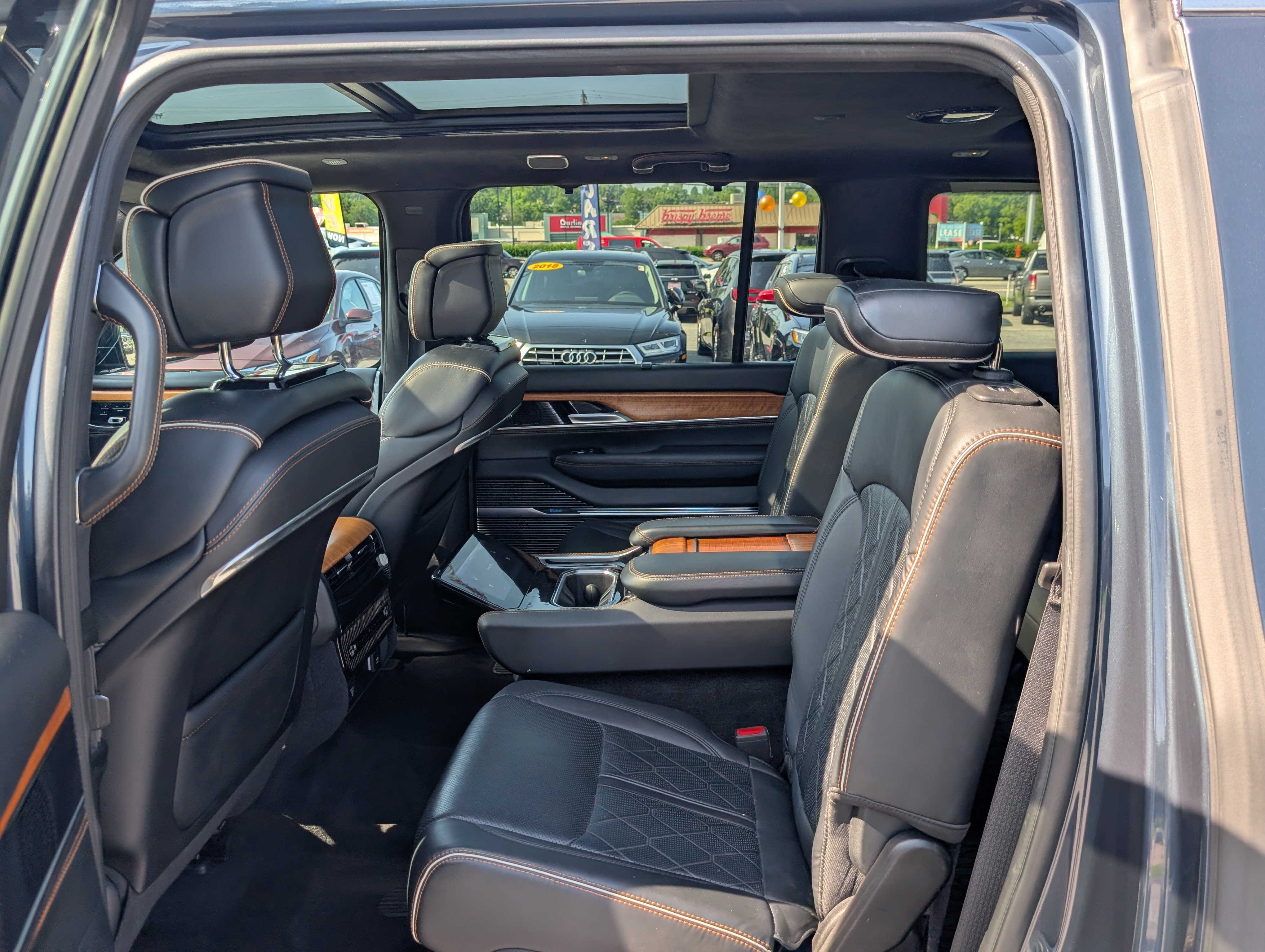 Used 2024 Jeep Grand Wagoneer L Series III AWD/4WD image 15