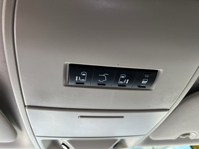 Used 2016 Chrysler Town & Country Touring image 25