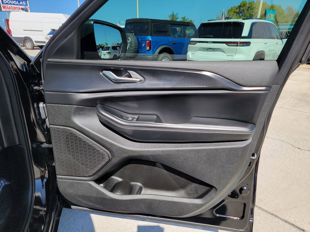 Used 2025 Jeep Grand Cherokee Laredo w/ Trailer Tow Package image 14