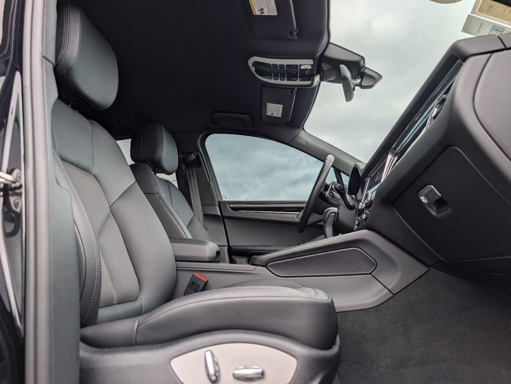 Certified 2025 Porsche Macan AWD/4WD image 17