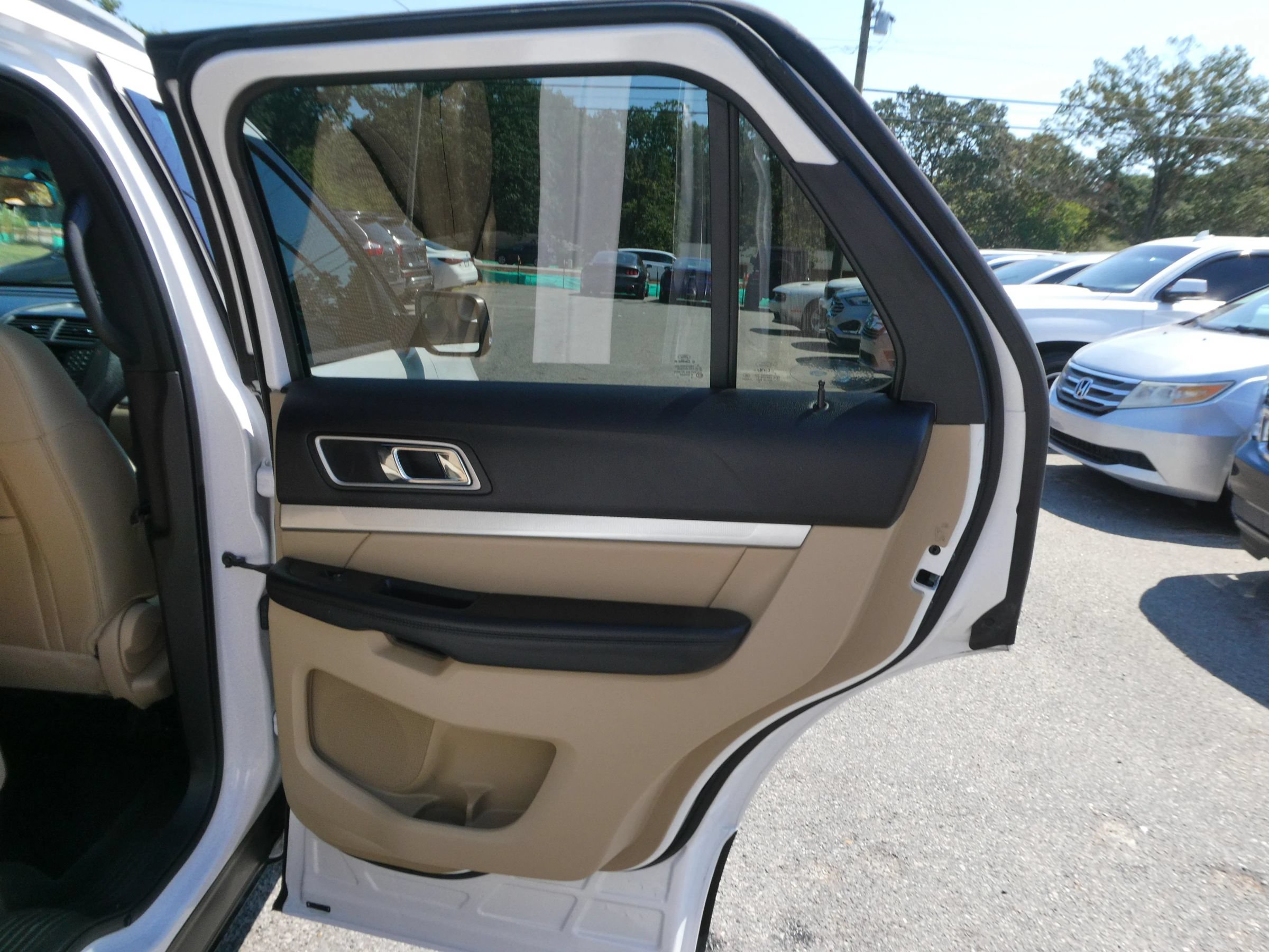 Used 2017 Ford Explorer XLT FWD image 24