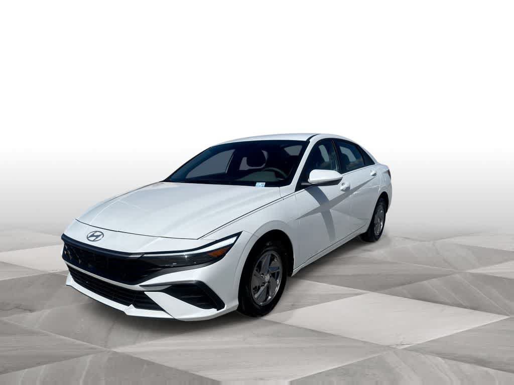 Used 2025 Hyundai Elantra SE FWD image 4