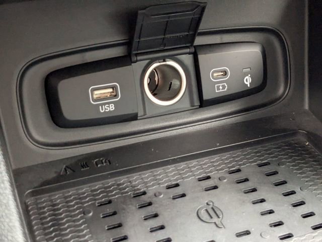 Used 2025 Hyundai Venue Limited FWD image 24