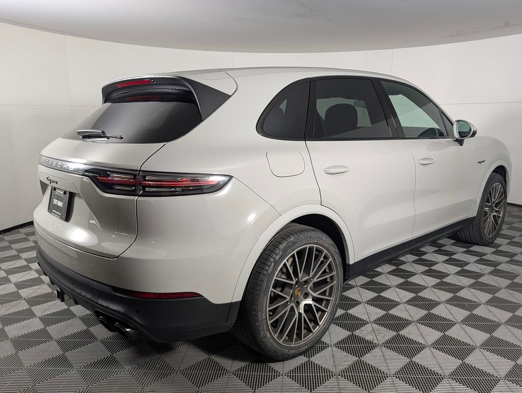 Certified 2023 Porsche Cayenne Platinum Edition image 7