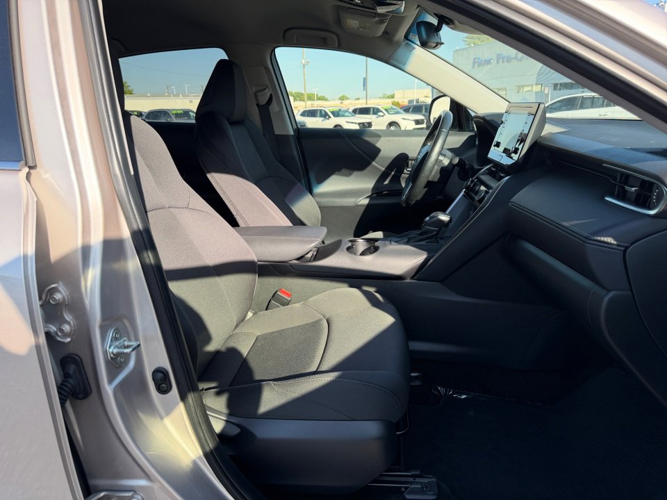 Used 2022 Toyota Venza LE image 32