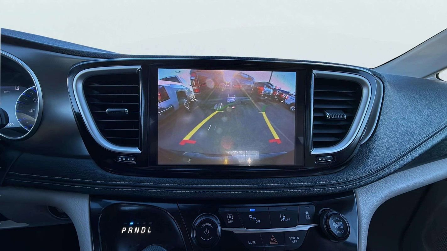 Used 2021 Chrysler Pacifica Touring-L image 11