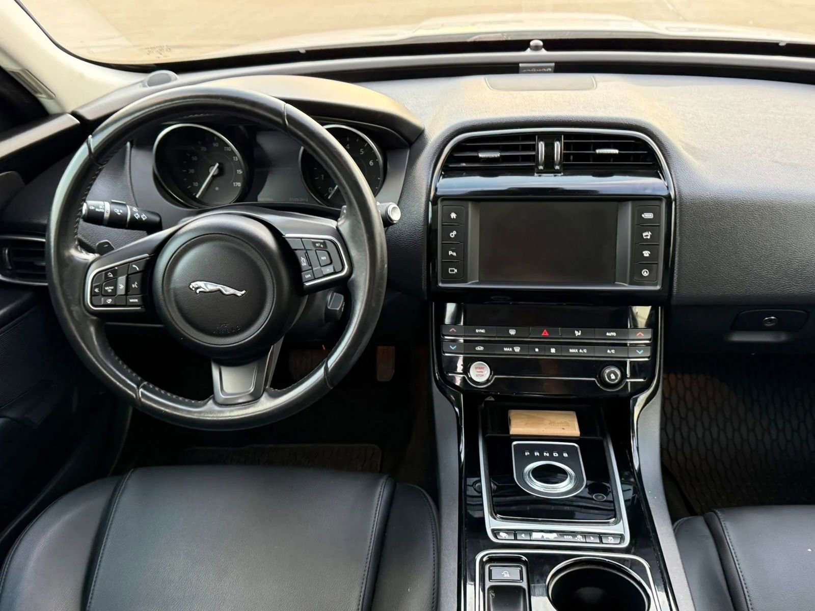 Used 2017 Jaguar XE Premium image 14