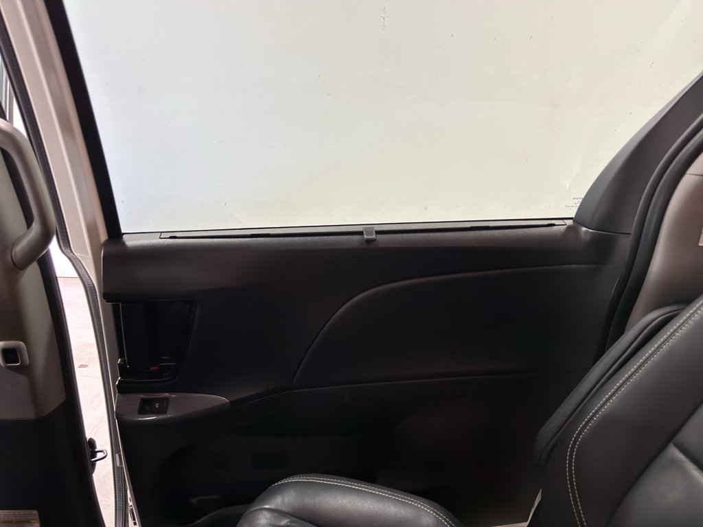 Used 2018 Toyota Sienna SE Premium FWD image 24