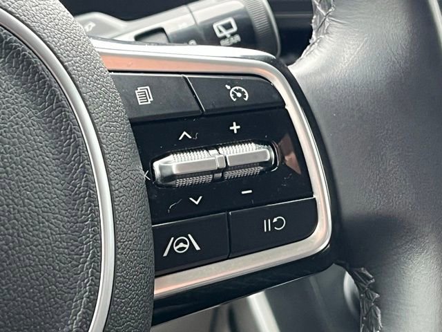 Used 2024 Kia Carnival LX image 28