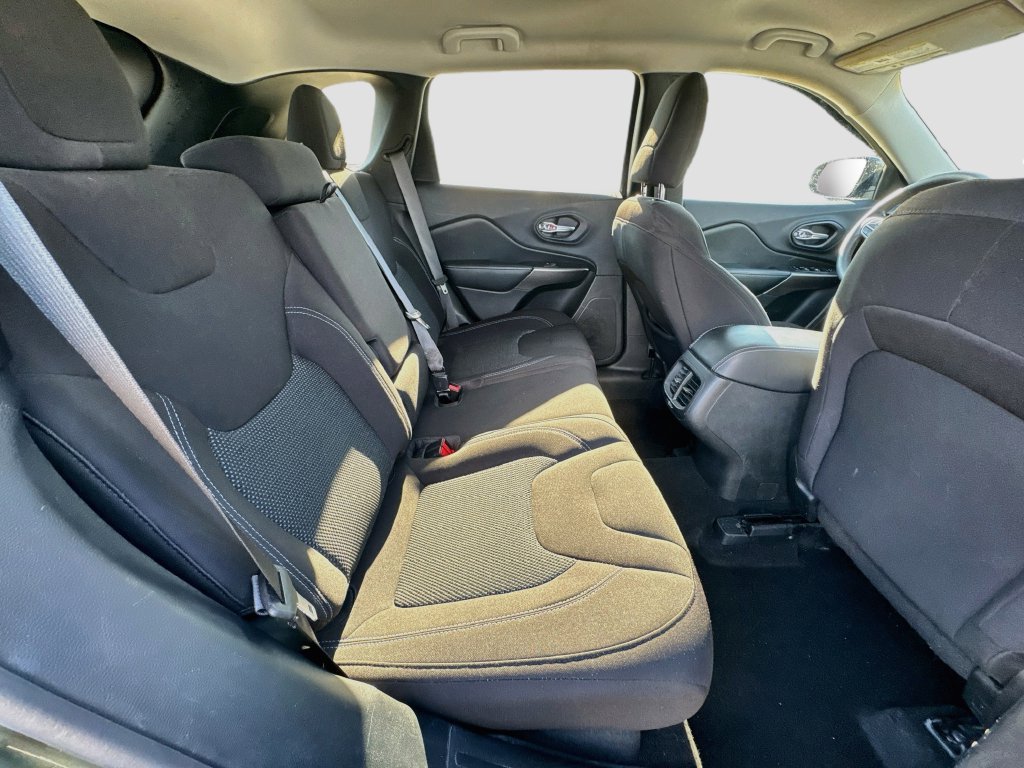 Used 2020 Jeep Cherokee Latitude FWD image 32