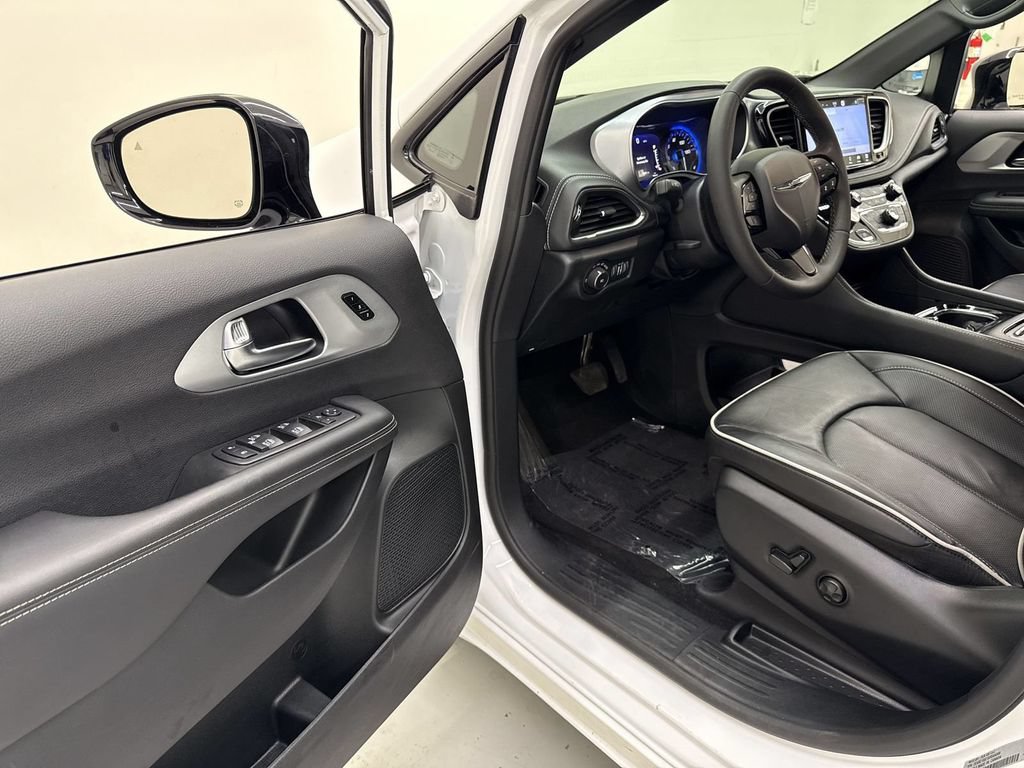 Used 2025 Chrysler Pacifica Limited FWD image 13
