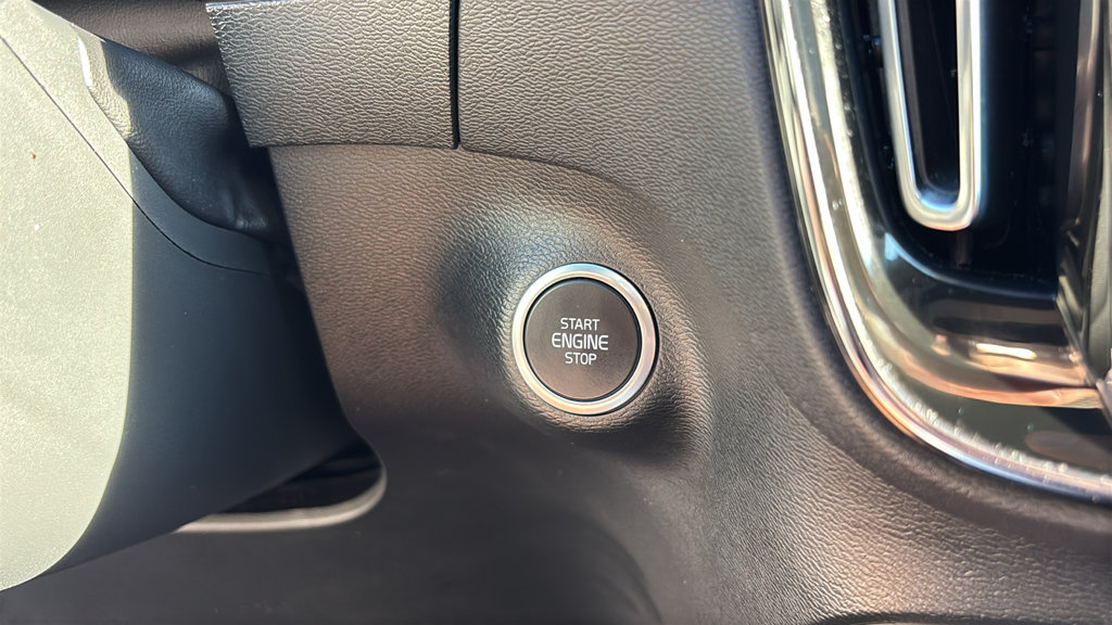 Certified 2026 Volvo XC40 B5 Plus AWD/4WD image 15