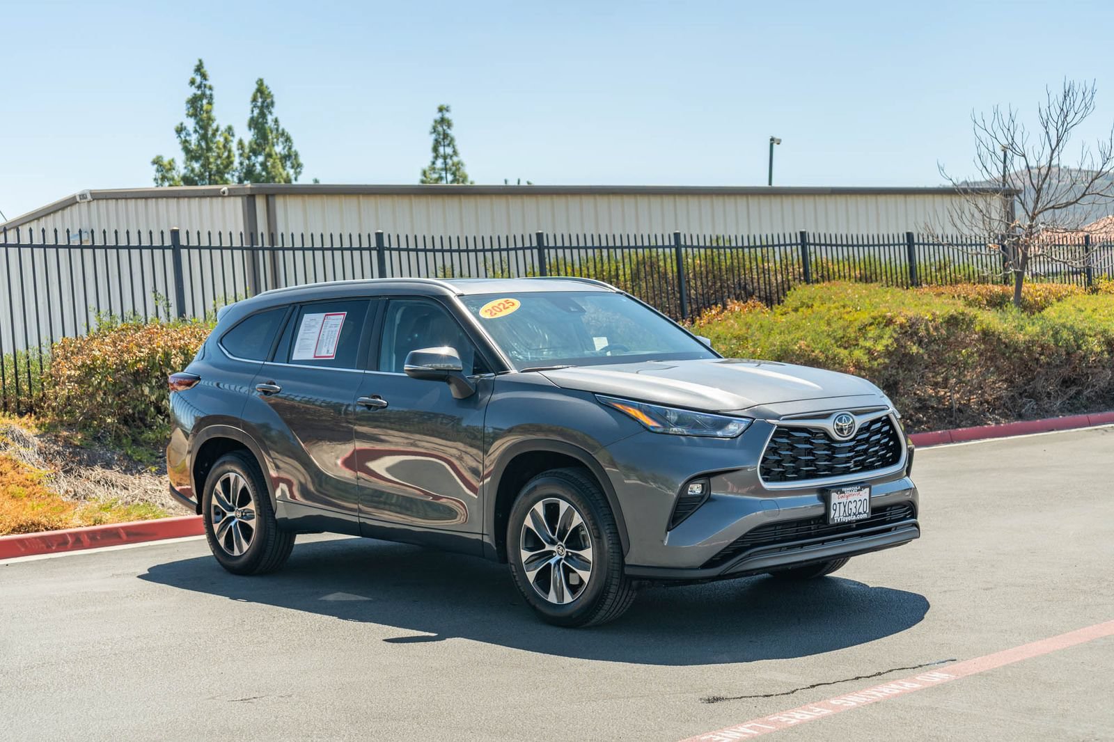 Certified 2025 Toyota Highlander XLE FWD image 5
