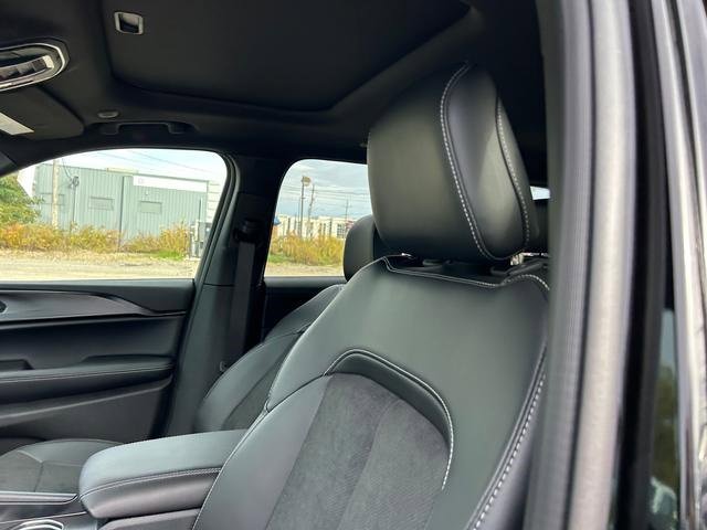 New 2025 Jeep Grand Cherokee Altitude image 12