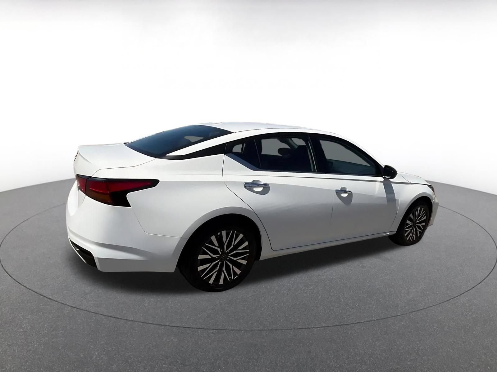 Used 2025 Nissan Altima 2.5 SV FWD image 15