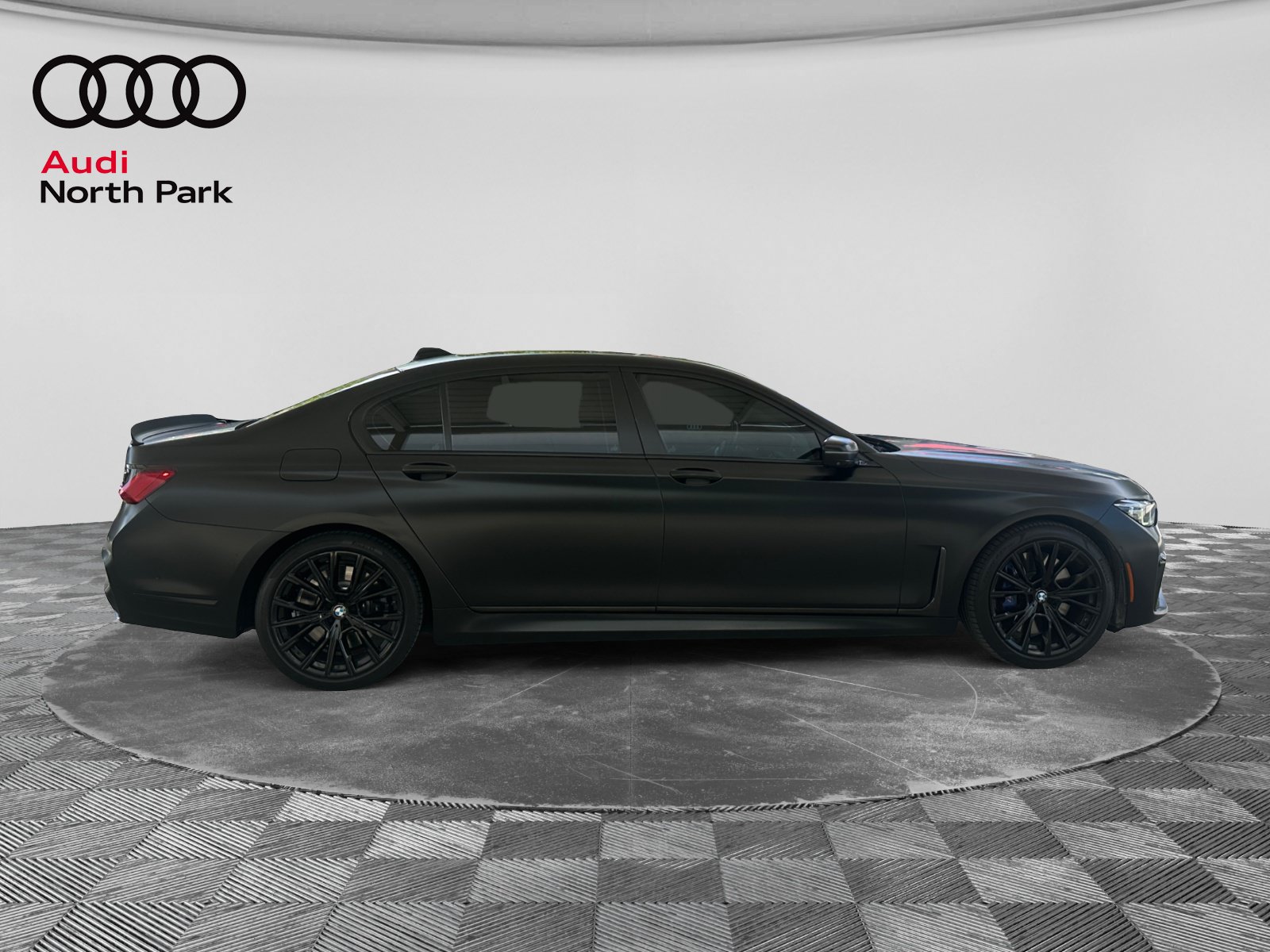 Used 2022 BMW 740i w/ M Sport Package RWD image 6