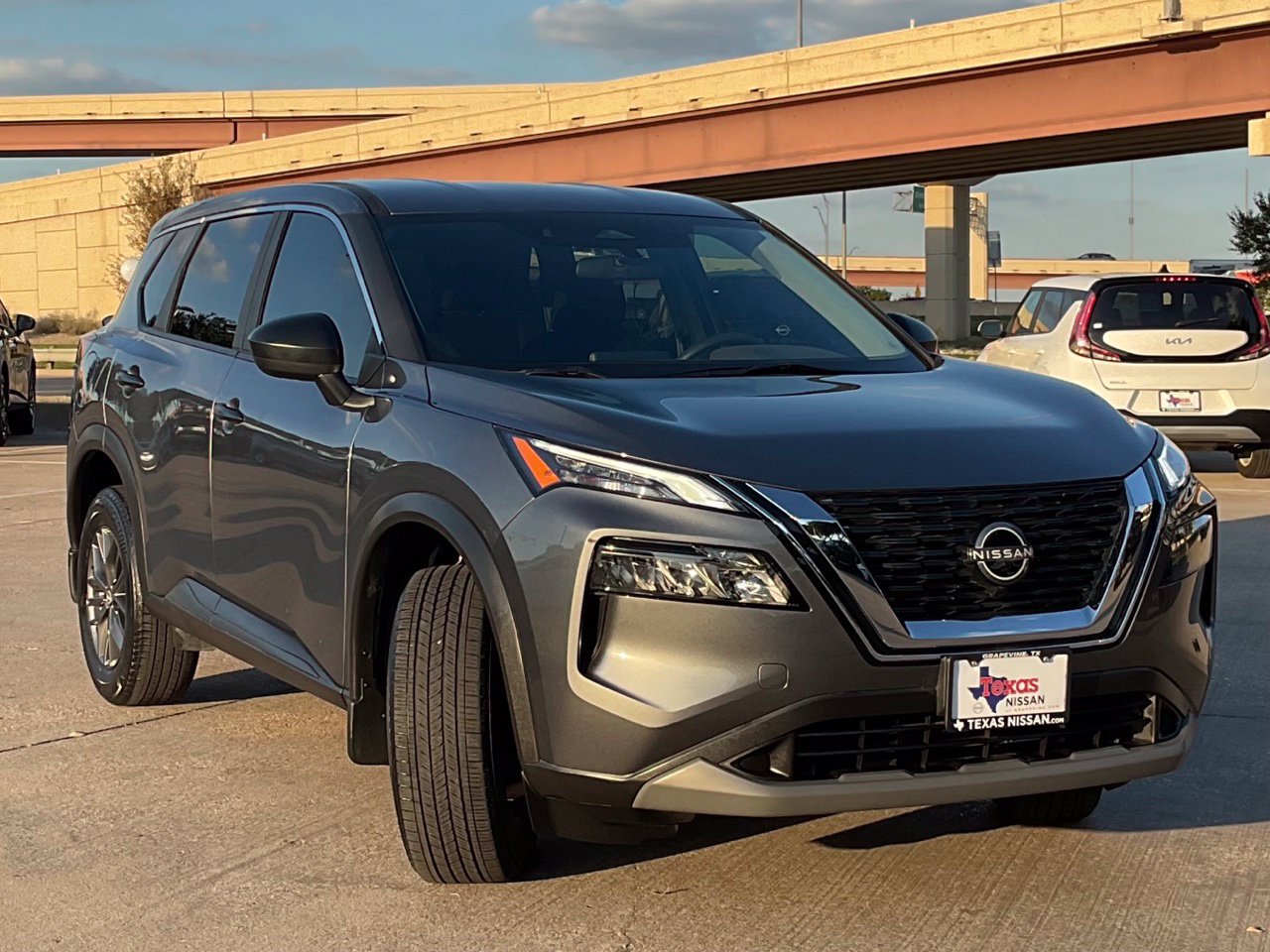 Used 2023 Nissan Rogue S FWD image 3