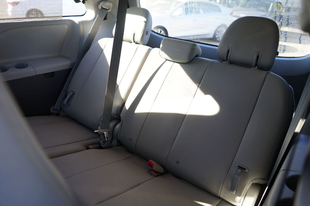 Used 2020 Toyota Sienna XLE w/ XLE Navigation Package image 18