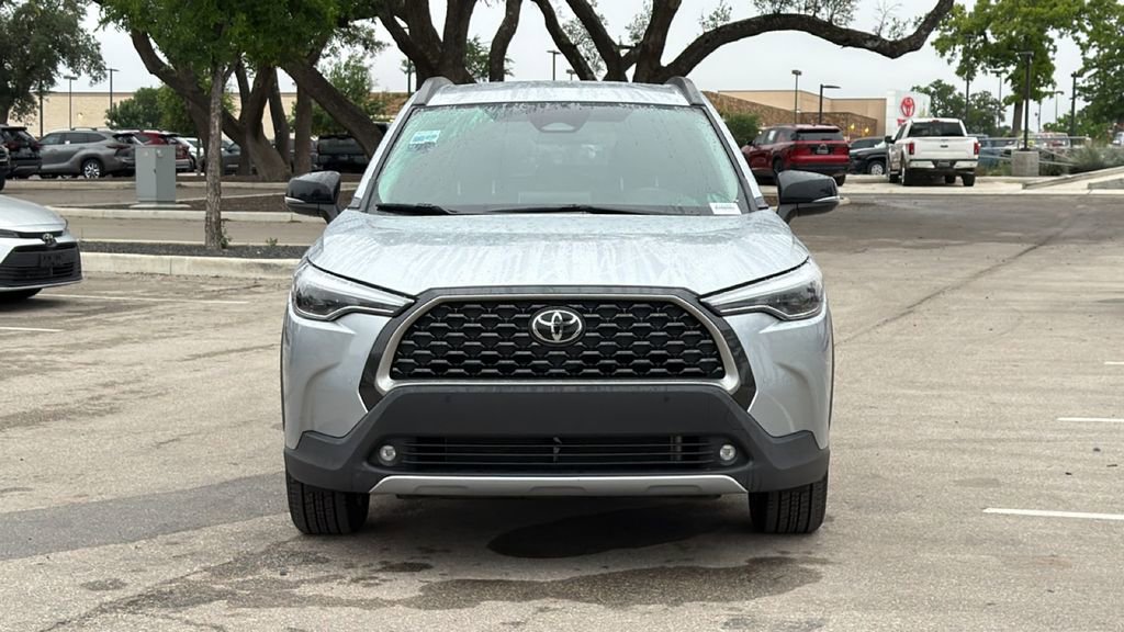 Used 2025 Toyota Corolla Cross XLE FWD image 2