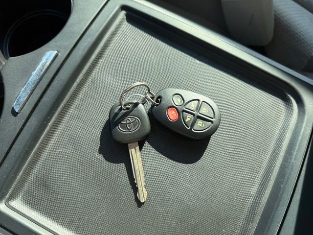 Used 2019 Toyota Sienna LE w/ Carpet Mat Package image 31