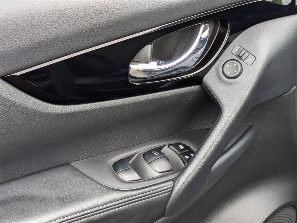 Certified 2022 Nissan Rogue Sport SV image 16