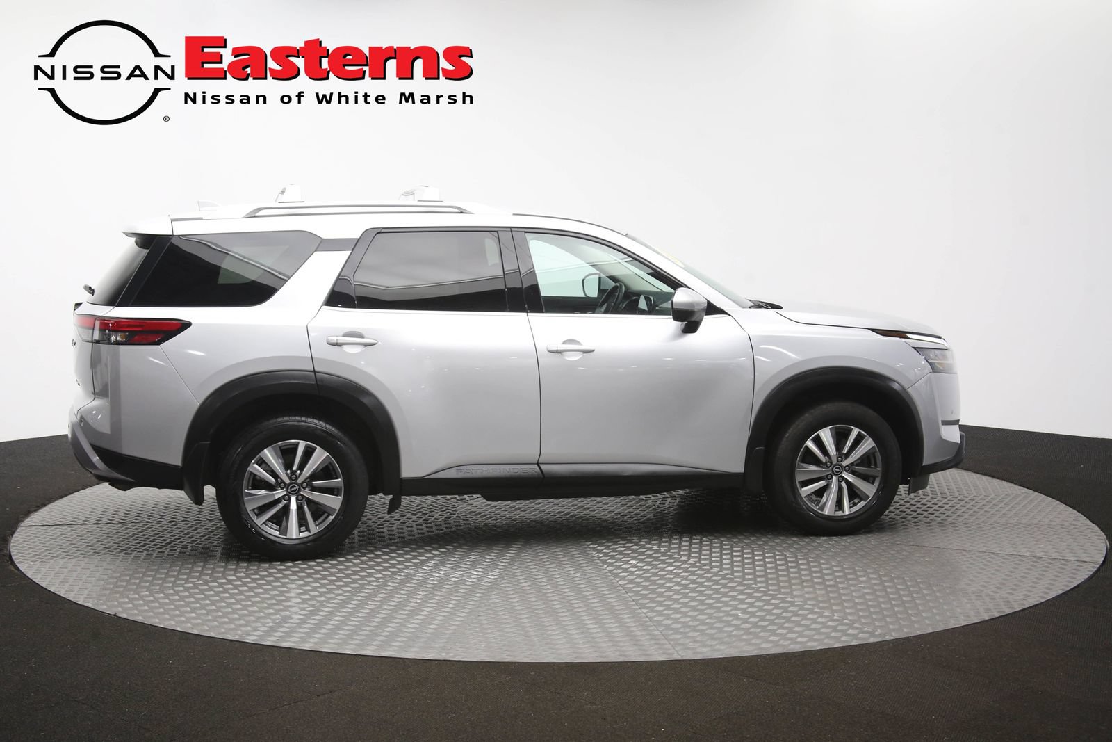 Used 2023 Nissan Pathfinder SL AWD/4WD image 45