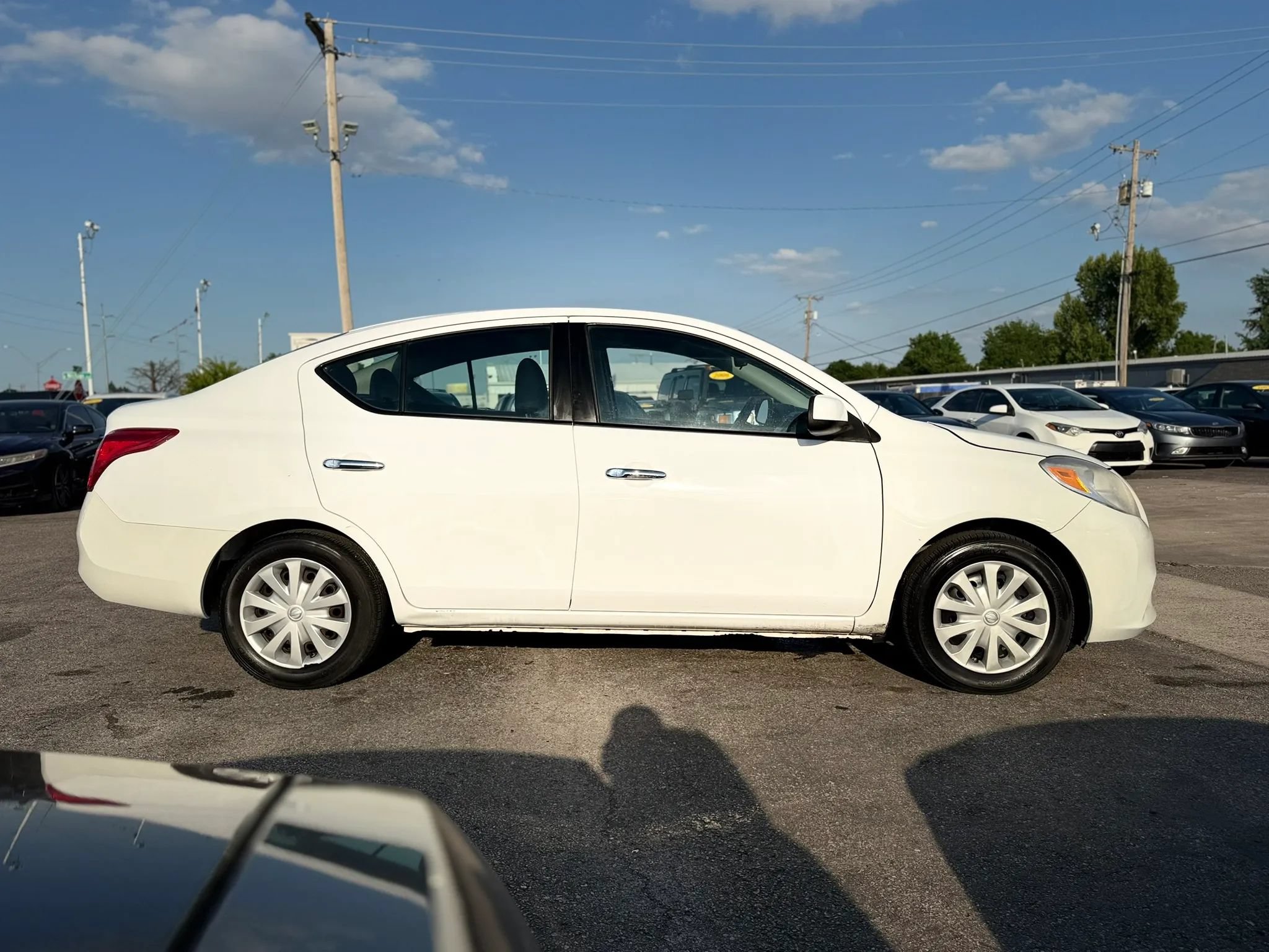 Used 2012 Nissan Versa SV FWD image 2