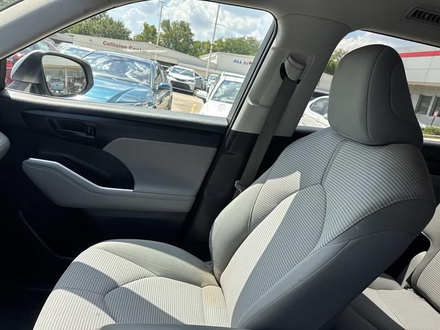 Used 2023 Toyota Highlander LE FWD image 21