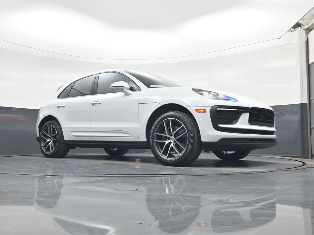 Used 2025 Porsche Macan AWD/4WD image 21