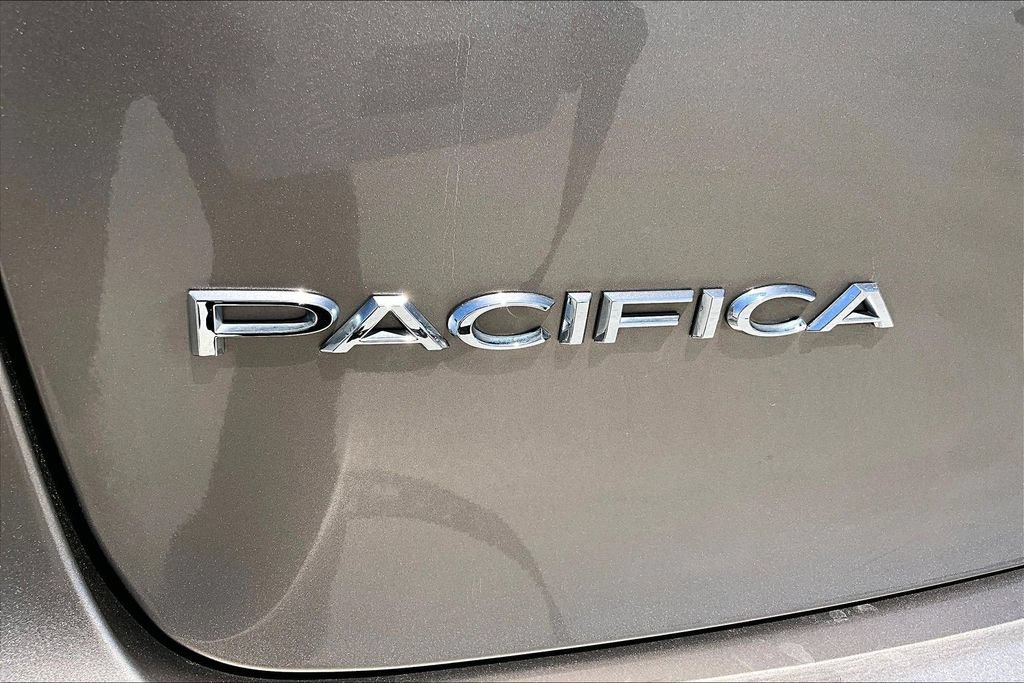 Used 2018 Chrysler Pacifica Touring Plus w/ Tire & Wheel Group FWD image 25