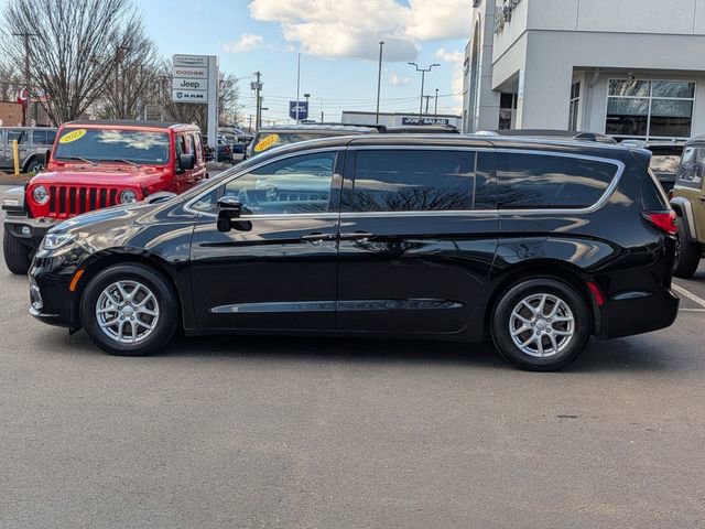 Used 2025 Chrysler Pacifica Select image 6