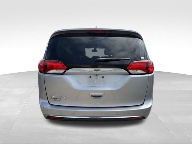 Used 2017 Chrysler Pacifica Touring-L w/ Tire & Wheel Group FWD image 4