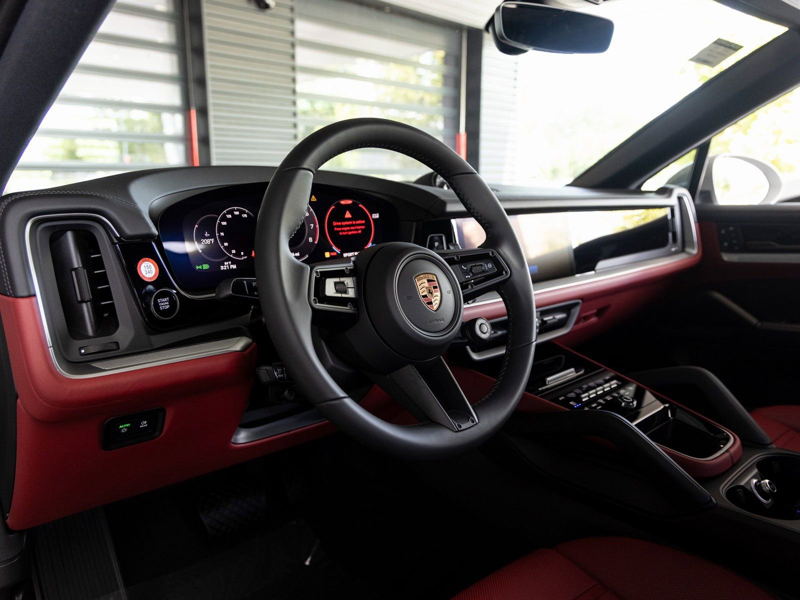 Certified 2025 Porsche Cayenne Coupe image 4