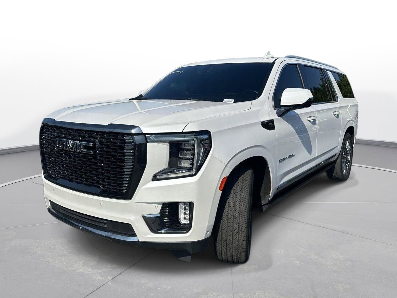Used 2023 GMC Yukon XL Denali Ultimate w/ LPO, Floor Liner Package AWD/4WD image 2