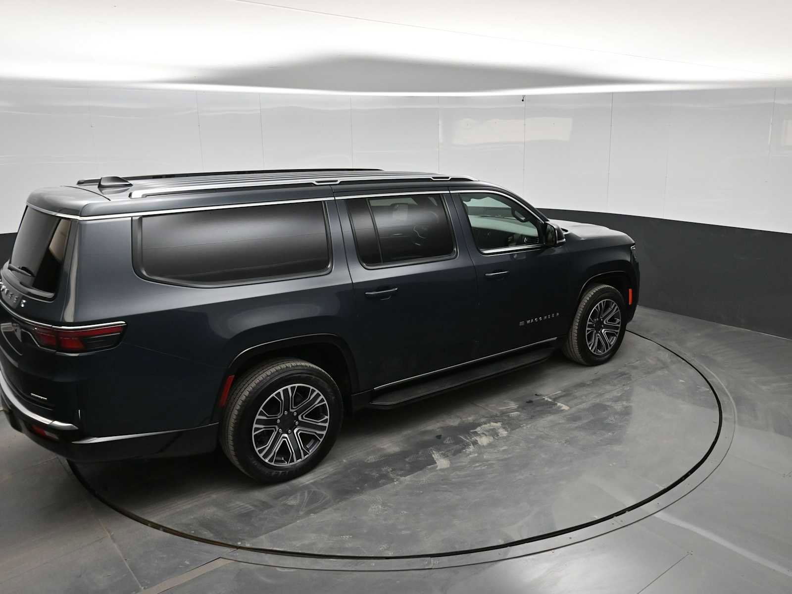Used 2024 Jeep Wagoneer L Series II w/ Flexible Seating Group image 29