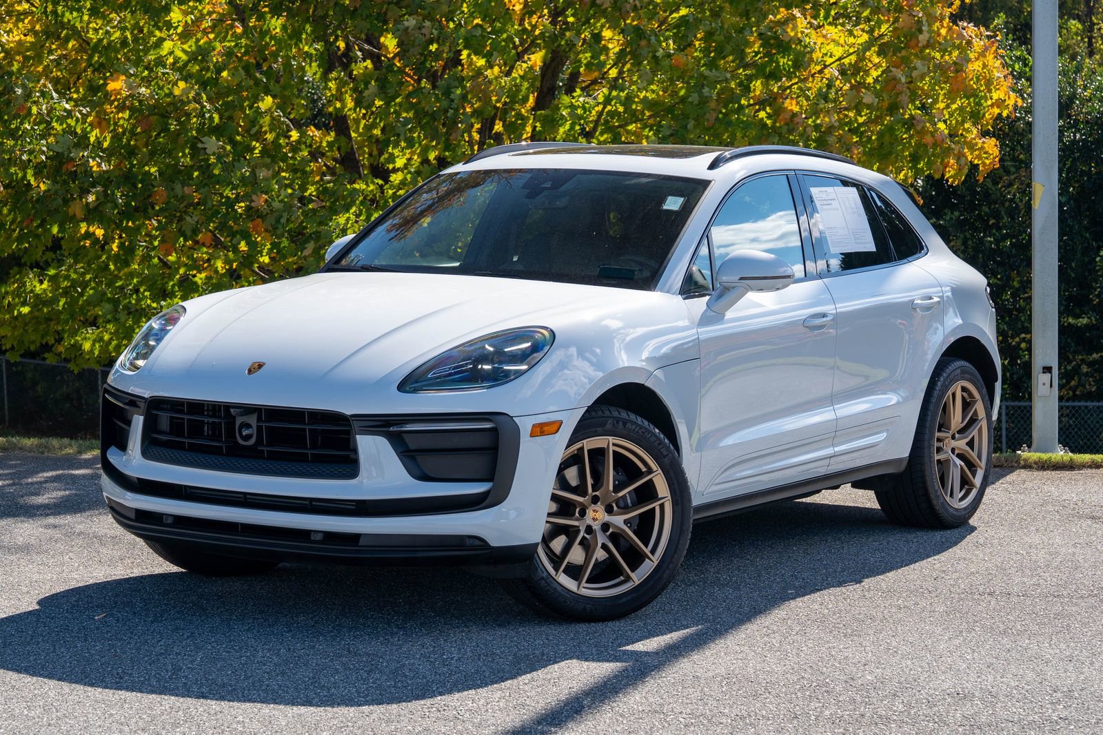 Certified 2025 Porsche Macan Base image 1