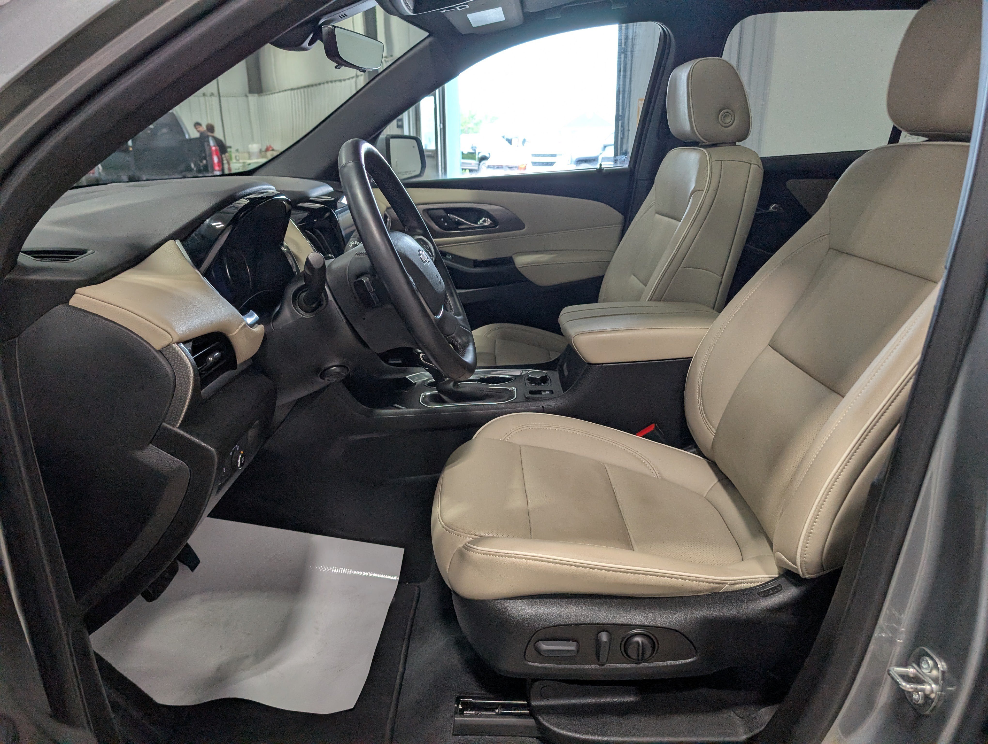 Used 2023 Chevrolet Traverse Premier FWD image 14