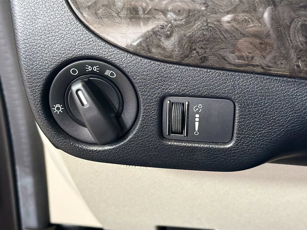 Used 2019 Dodge Grand Caravan SE w/ UConnect Hands-Free Group FWD image 12