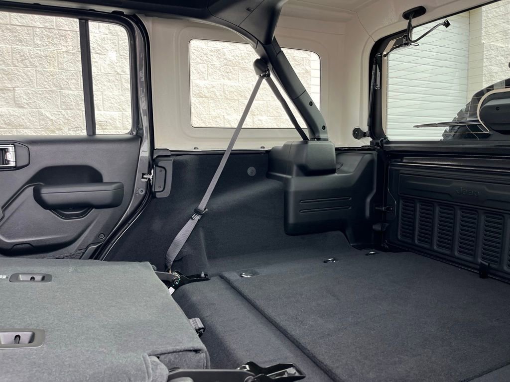 New 2026 Jeep Wrangler Unlimited Rubicon w/ Xtreme 35 Tire Package image 28