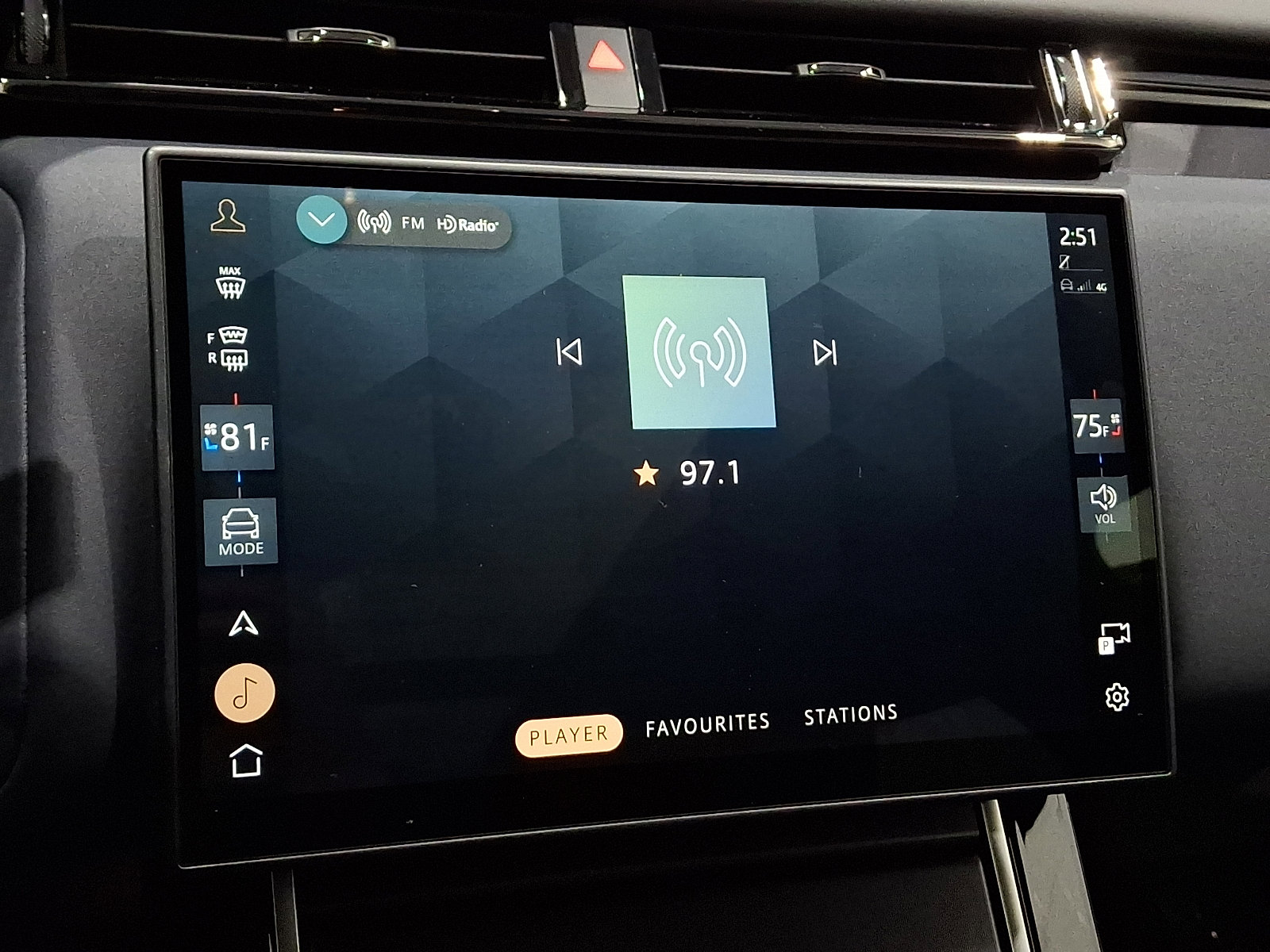 Certified 2026 Land Rover Range Rover Velar Dynamic SE image 17