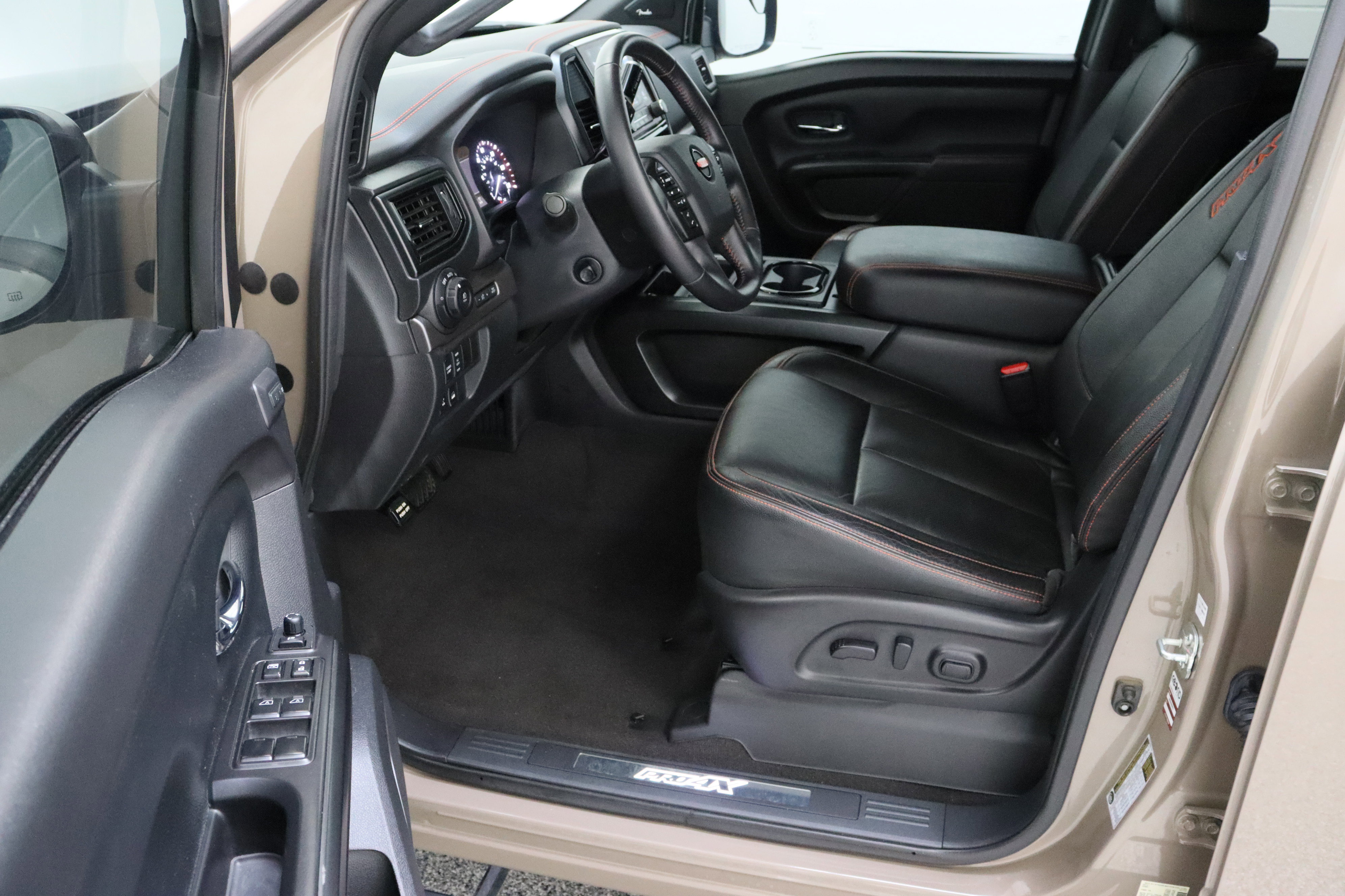 Used 2022 Nissan Titan PRO-4X w/ Pro-4x Convenience Package image 14