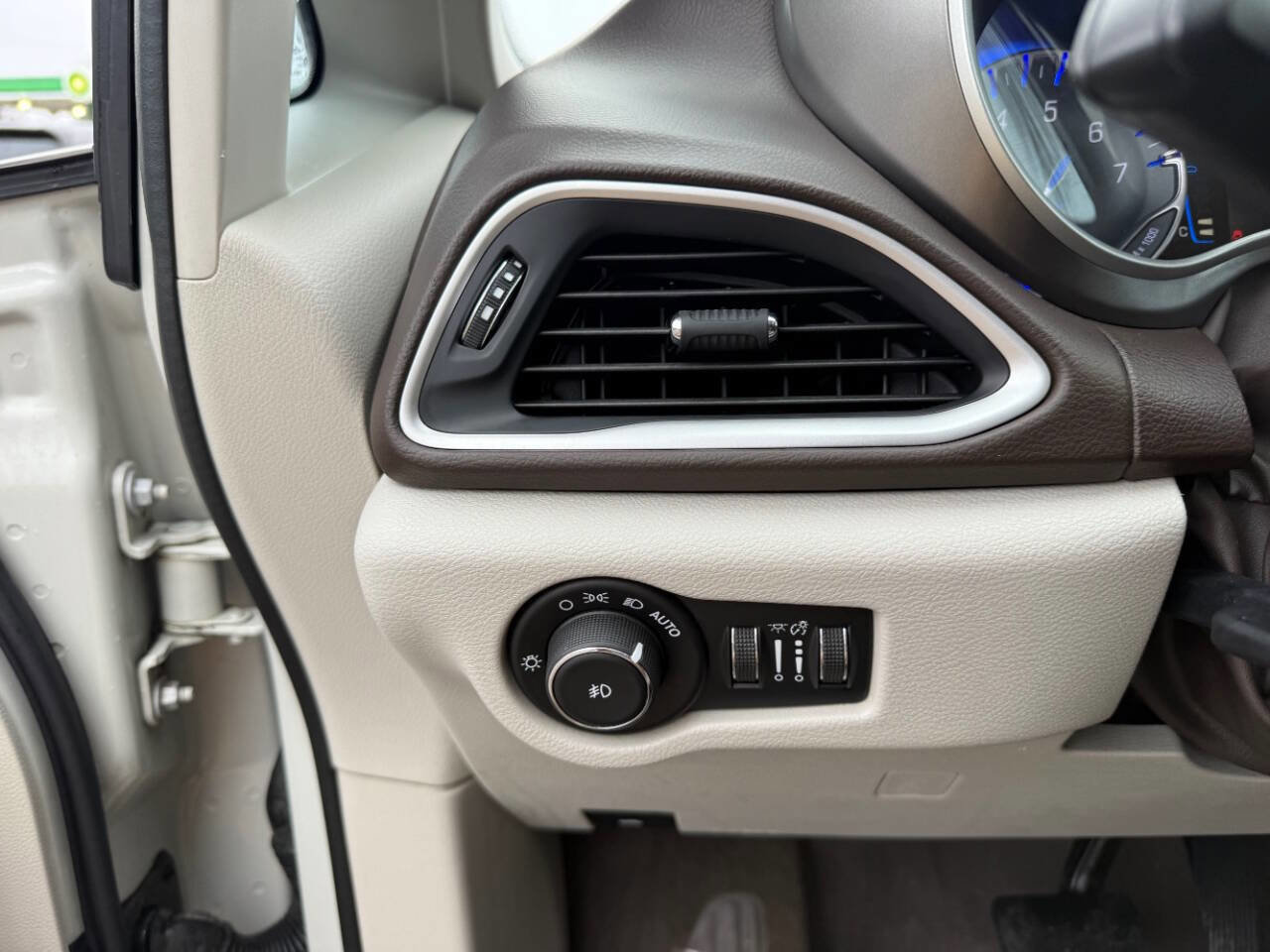 Used 2017 Chrysler Pacifica Touring-L FWD image 15