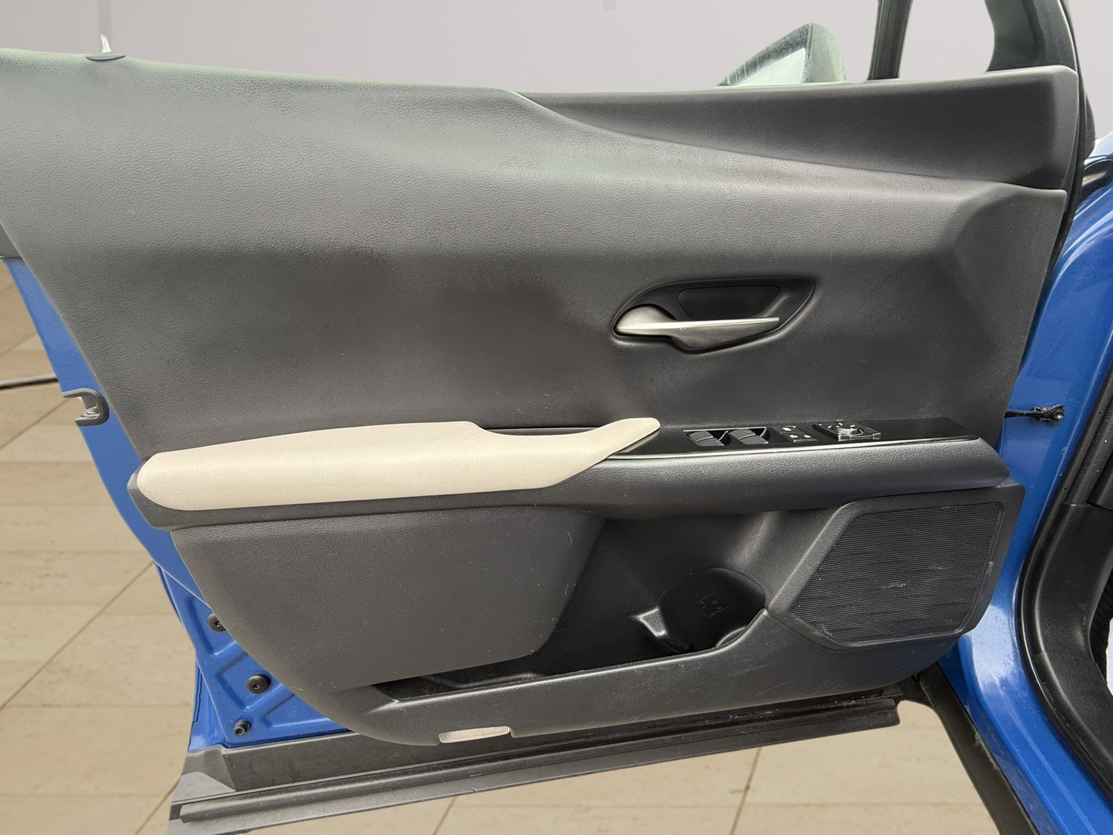 Used 2022 Lexus UX 250h w/ Premium Package image 27